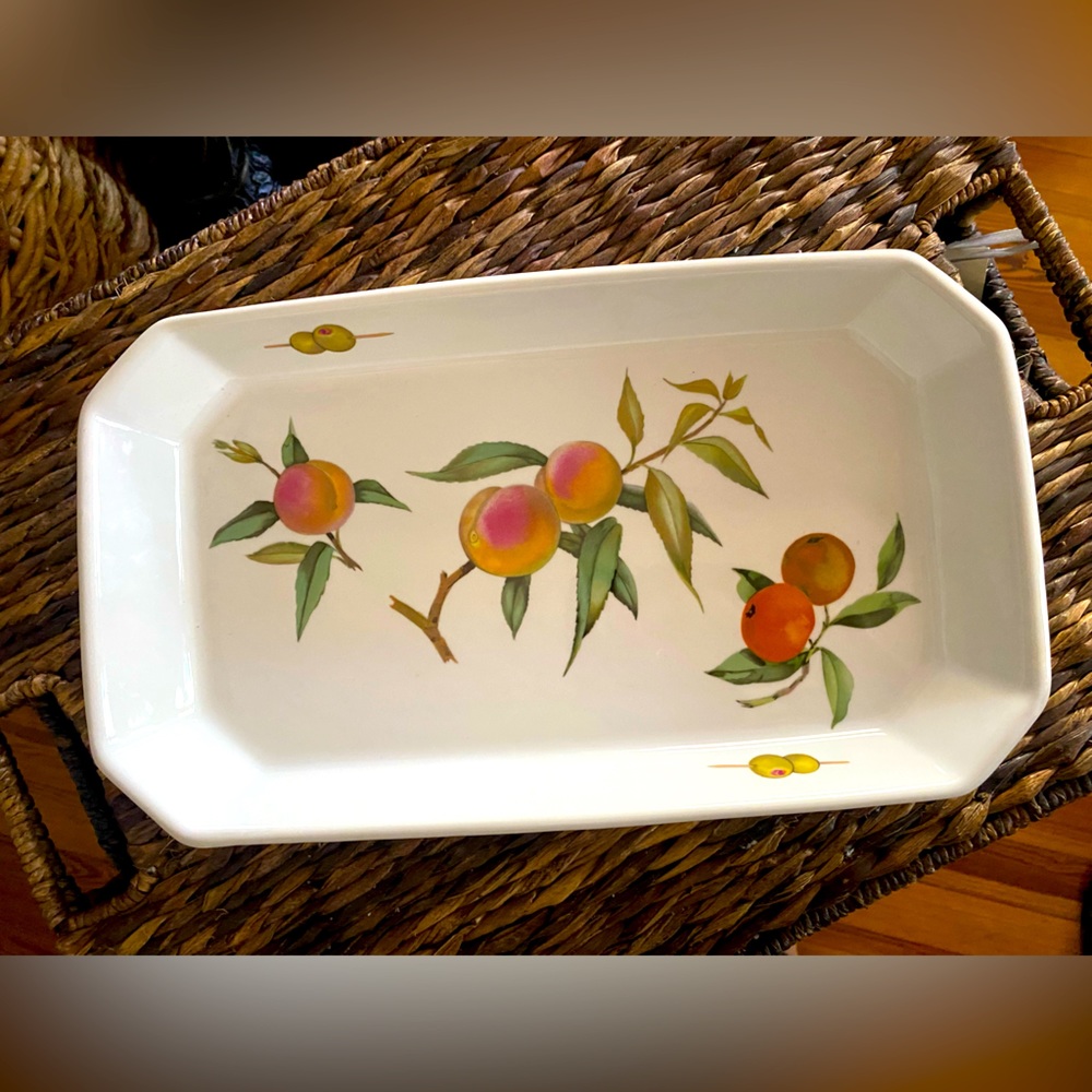 Royal Worcester fine porcelain serving platter in Excellent condition